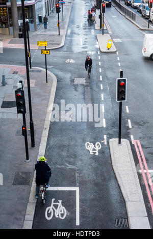 Kreuzung der unteren Thames Street und Fish Street Hill, London, UK Stockfoto