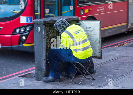 BT-Service-Ingenieur auf der Edgware Road, London, UK Stockfoto