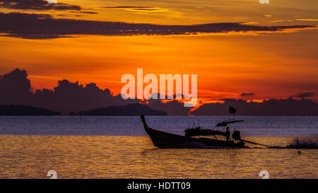 Traditionellen Long-tailed Boot in Koh Muk, Thailand Stockfoto
