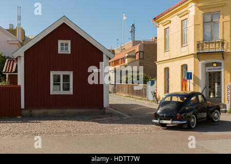 Einem alten Holzhaus mitten in der Stadt Kalmar Schweden, altes Auto an der Kreuzung Stockfoto