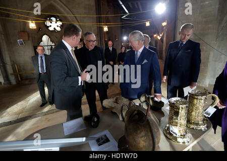 Der Prinz von Wales zeigt Artefakte von Dr. Tony Trowles (Mitte links) der Leiter der Sammlungen, flankiert von der Dekan von Westminster John Hall (Mitte) bei seinem Besuch der Queen es Diamond Jubilee Galerien in der Westminster Abbey in London. Stockfoto