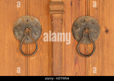 Zwei alte rostige Metall Türklopfer Nahaufnahme. horizontale Stockfoto