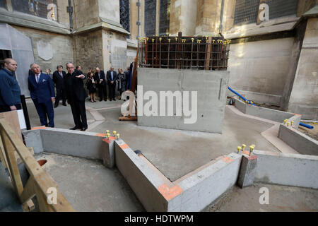 Der Prince Of Wales (zweiter von links) zeigt die Gegend um einen Grundstein, auf denen er eine Gedenktafel für eine neue Treppe und Aufzug Turm durch den Dekan von Westminster John Hall (dritte links) bei seinem Besuch in der The Queen Diamond Jubilee Galerien in der Westminster Abbey in London vorgestellt. Stockfoto