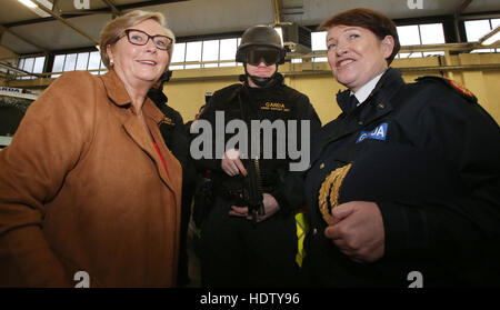 Tánaiste und Minister für Justiz Frances Fitzgerald (links) und Garda Kommissar Noirin O'Sullivan (rechts)-Chat, um Offiziere als An Garda Siochana startet eine neue bewaffnet Support Unit (ASU) für die Region Dublin im Garda Head Quarters in Dublin. Stockfoto