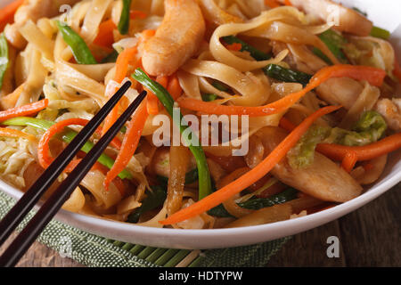 Chinesisches Essen: gebratene Nudeln mit Hühnerfleisch und Gemüse Makro. horizontale Stockfoto