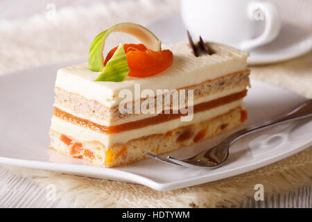 Stück Aprikosen Kuchen auf einen Teller. horizontale Stockfoto