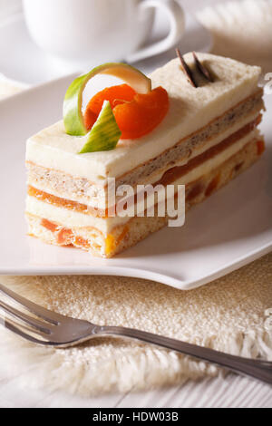 Wunderbares Essen: Aprikosen Kuchen Nahaufnahme auf einer Platte. vertikale Stockfoto