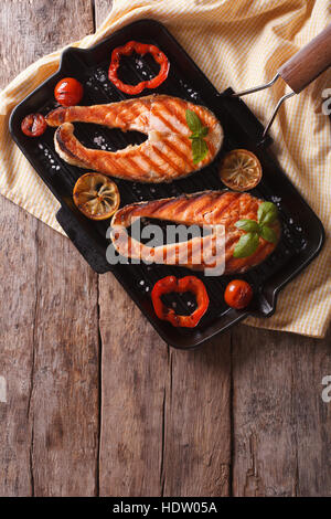 Lachs-Steaks und Gemüse auf dem Grill pan. Sichtbeton angesichts des oben, rustikalen Stil Stockfoto