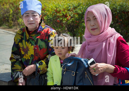 Drei Generationen von Hui chinesische Frauen, Wuzhong, Ningxia, China Stockfoto