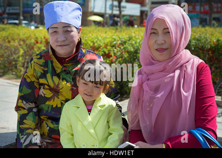 Drei Generationen von Hui chinesische Frauen, Wuzhong, Ningxia, China Stockfoto