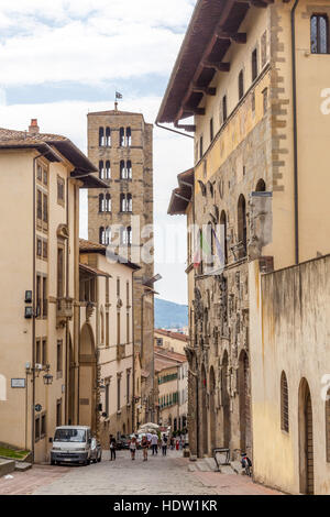 Straße von mittelalterlichen Arezzo. Turm der Kirche Santa Maria della Pieve in Toscana. Italien. Stockfoto