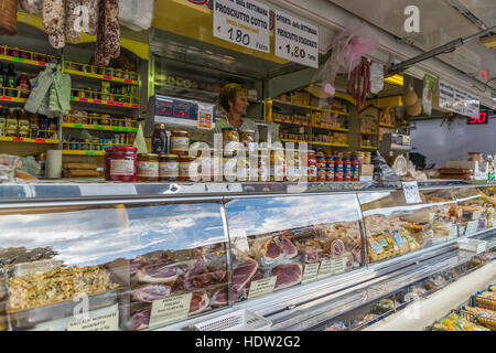 Markttag in Lucca und die Straßen von Porta Santa Maria und alle entlang der Via Borgo Giannotti werden mit produzieren und Eisenwaren Stände verpackt. Stockfoto