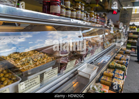 Markttag in Lucca und die Straßen von Porta Santa Maria und alle entlang der Via Borgo Giannotti werden mit produzieren und Eisenwaren Stände verpackt. Stockfoto