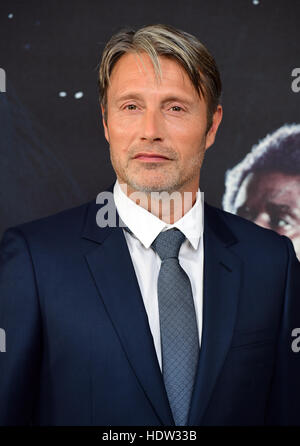 Mads Mikkelsen, die Teilnahme an einem special Screening von einem Rogue: A Star Wars Geschichte im BFI IMAX, London. PRESSEVERBAND Foto. Bild Datum: Dienstag, 13. Dezember 2016. Siehe PA Geschichte SHOWBIZ Rogue ein. Bildnachweis sollte lauten: Ian West/PA Wire Stockfoto