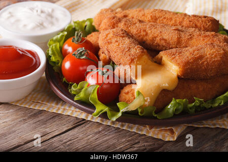 Heiß gebraten Käse und Gemüse Nahaufnahme auf einer Platte, horizontale, rustikalen Stil Stockfoto