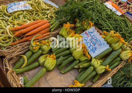 Markttag in Lucca und die Straßen von Porta Santa Maria und alle entlang der Via Borgo Giannotti werden mit produzieren und Eisenwaren Stände verpackt. Stockfoto