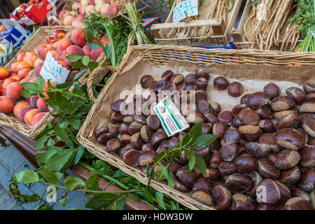 Markttag in Lucca und die Straßen von Porta Santa Maria und alle entlang der Via Borgo Giannotti werden mit produzieren und Eisenwaren Stände verpackt. Stockfoto