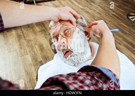 Der senior woman Friseur Besuch im Friseursalon. Stockfoto