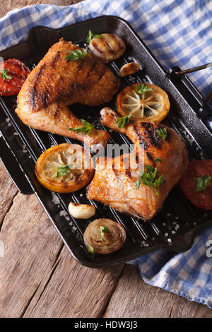 Gegrillte Hähnchenschenkel und Gemüse auf dem Grill pan Nahaufnahme. vertikale Ansicht oben, rustikalen Stil Stockfoto