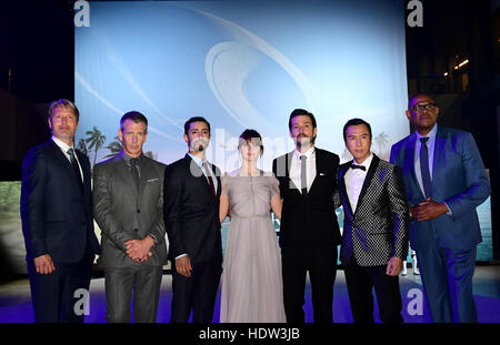 Die Besetzung (von links nach rechts) Mads Mikkelsen, Ben Mendelsohn, Riz Ahmed, Felicity Jones, Diego Luna, Donnie Yen und Forest Whitaker, die Teilnahme an der Premiere von einem Rogue: A Star Wars Story in der Tate Modern, London. PRESSEVERBAND Foto. Bild Datum: Dienstag, 13. Dezember 2016. Siehe PA Geschichte SHOWBIZ Rogue ein. Bildnachweis sollte lauten: Ian West/PA Wire Stockfoto