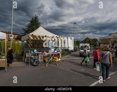 Lucca Stadt Straßenmarkt erstreckt sich von der Porta Santa Maria entlang der Via Borga Giannotti mit alles aus der Nahrung für Haustiere. Stockfoto