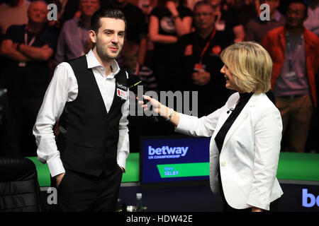 BBC-Moderator Hazel Irvine interviewt Mark Selby während des 12. Tages der Betway UK Championships 2016 im York Barbican. DRÜCKEN SIE VERBANDSFOTO. Bilddatum: Sonntag, 4. Dezember 2016. Siehe PA Story Snooker York. Bildnachweis sollte lauten: Mike Egerton/PA Wire Stockfoto