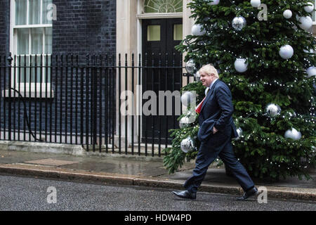 London, UK. 13. Dezember 2016. Boris Johnson MP, Außenminister, verläßt eine Kabinettsitzung in 10 Downing Street. Stockfoto