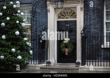 London, UK. 13. Dezember 2016. Weihnachtsschmuck außerhalb 10 Downing Street. Stockfoto