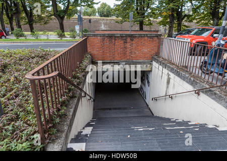 Graffiti schmückt eine Unterführung in der und in den Straßen von Lucca. Stadt Lucca, Toskana, Italien. Stockfoto