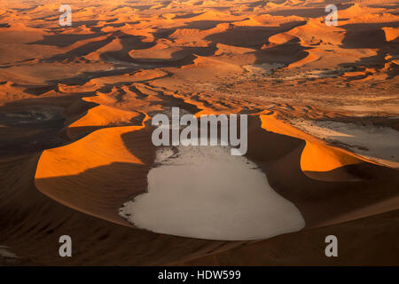 Arerial Foto des dead Vlei in Sossusvlei, Namibia bei Sonnenaufgang Stockfoto