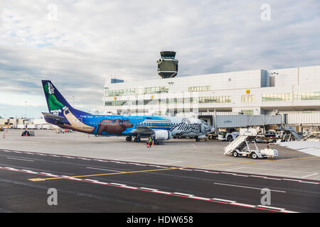 Tarmac Blick auf ein Flugzeug der Alaska Airlines dekoriert mit Tundra Comic Figuren von Chad Karpenter, Ted Stevens Anchorage International Airport, Ancho... Stockfoto