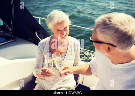 älteres paar klirrende Gläser auf Boot oder yacht Stockfoto