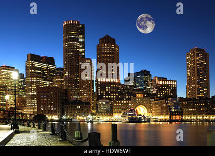 Ein Rising Moon in Boston, Massachusetts Stockfoto