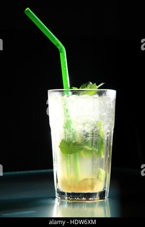 Mojito cocktail serviert auf einem großen Glas Stockfoto