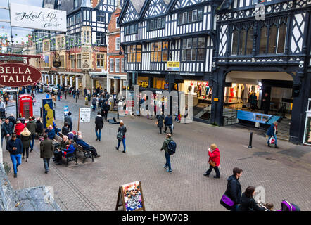 Männliche und weibliche Käufer entlang Eastgate Street Chester England uk Stockfoto