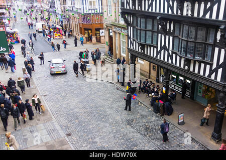 Heilsarmee-Band spielt den Käufern auf Eastgate Street Chester England UK Stockfoto