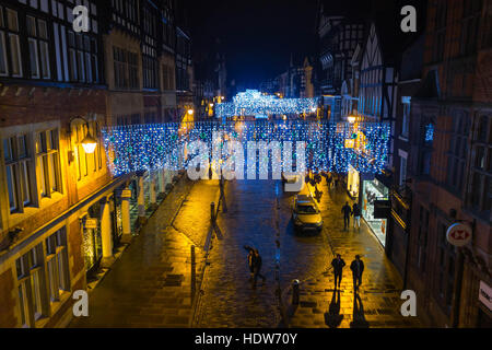 Weihnachtsbeleuchtung am Eastgate Street Chester England UK Stockfoto