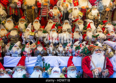 Santa Claus Dekorationen Chester Weihnachten Markt England UK Stockfoto