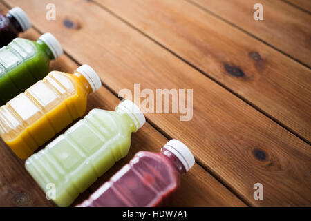 Flaschen mit verschiedenen Frucht- und Gemüsesäfte Stockfoto