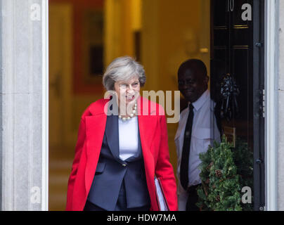 Herr Ministerpräsident, Theresa May, lässt Nummer 10 Downing Street für Prime Minitsers Fragen im House Of Commons Stockfoto