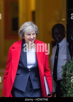 Herr Ministerpräsident, Theresa May, lässt Nummer 10 Downing Street für Prime Minitsers Fragen im House Of Commons Stockfoto