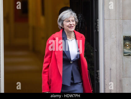 Herr Ministerpräsident, Theresa May, lässt Nummer 10 Downing Street für Prime Minitsers Fragen im House Of Commons Stockfoto
