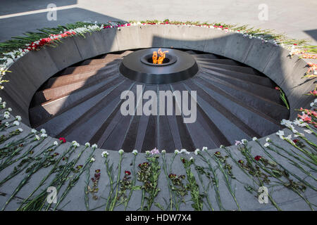 Die Ewige Flamme Ist Den 1.5 Millionen Menschen Gewidmet, Die Während Des Armenischen Völkermordes Im Armenischen Völkermord Memorial Complex Auf Tsitsernakaberd Getötet Wurden ... Stockfoto