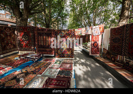 Traditionelle Teppiche zum Verkauf an der Vernissage-Markt; Yerevan, Armenien Stockfoto