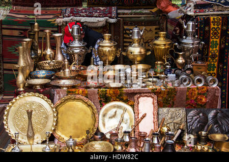 Samoware, armenische Kaffeekannen und sortierten Messing Objekte zum Verkauf an der Vernissage-Markt; Yerevan, Armenien Stockfoto