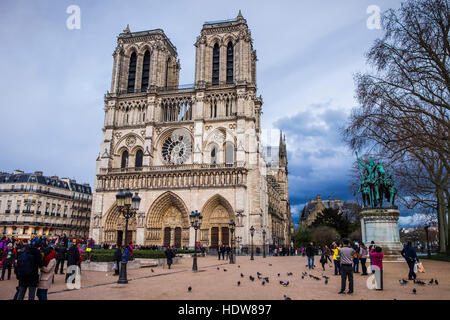 Statue von Karl dem großen vor der Notre Dame-Kathedrale; Paris, Frankreich Stockfoto