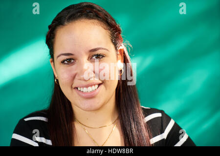 Kubaner und Emotionen, Porträt von Latina Mädchen Lachen und Blick in die Kamera. Glücklich hispanische junge Frau aus Havanna, Kuba, Lächeln Stockfoto