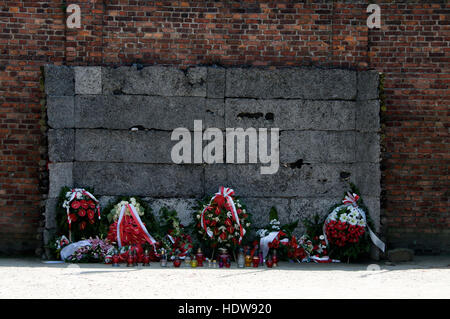 Kränze niedergelegt an er Wand Tod in Auschwitz-Birkenau, Oswiecim, Polen. Die SS erschoss mehrere tausend Menschen an dieser Wand des Todes in einem Hof zwischen blo Stockfoto