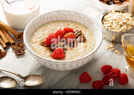 Hausgemachte Haferflocken zum Frühstück Stockfoto