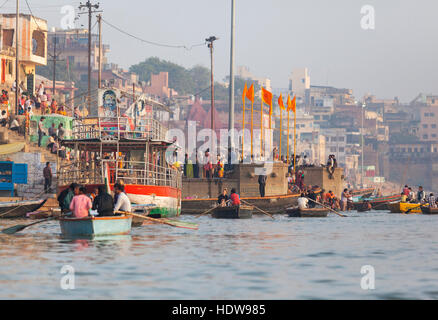 Boote auf dem Fluss Ganges. Varanasi, Indien. Stockfoto